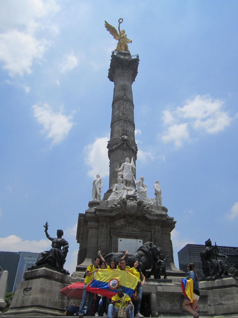 Los colombianos nos tomamos el Ángel de la Independencia en Ciudad de México
